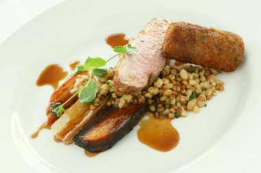 kaplama karışık domuz eti yemek