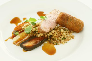 kaplama karışık domuz eti yemek