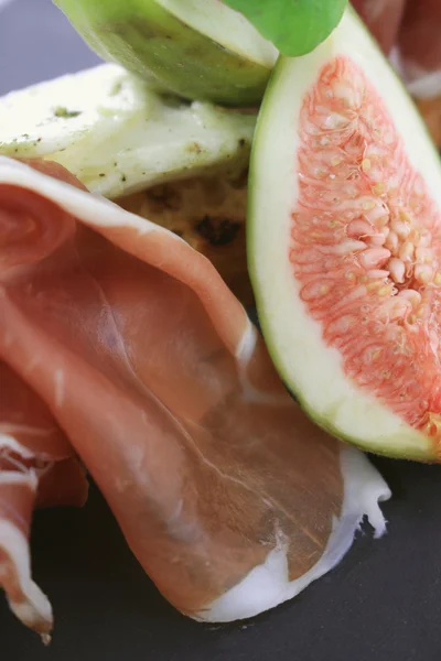 Higo y bruschetta de jamón curado —  Fotos de Stock