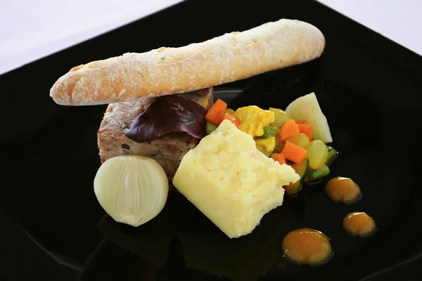 Postříbřené gurmánské ploughmans oběd — Stock fotografie