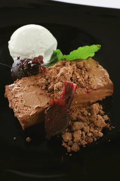 Tatlı çikolata tatlı kırmızı pancar ve dondurma ile — Stok fotoğraf