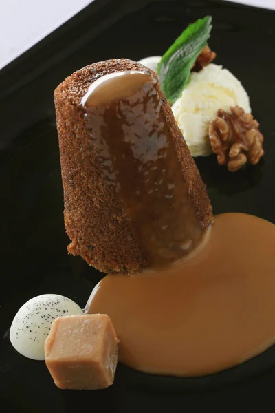 Sweet ångad kola svamp dessert — Stockfoto