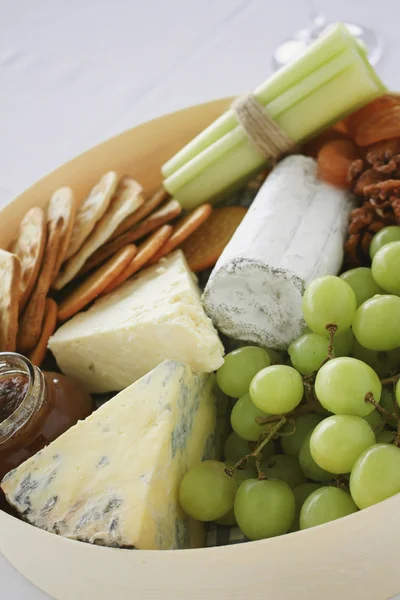 Seleção de queijo com frutas e nozes — Fotografia de Stock