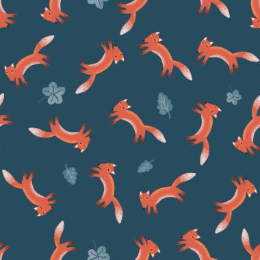 Kusursuz tilki, meşe ve akçaağaç yaprakları.