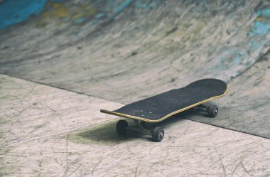 Retro tarzı fotoğrafta kaykay