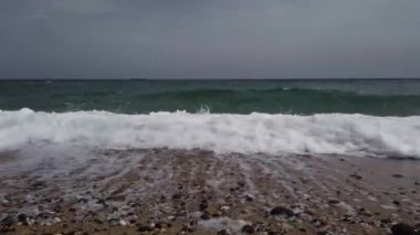 Ufuk çizgisinde dalgalı bir okyanus gemisi