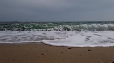 Ufuk çizgisinde dalgalı bir okyanus gemisi