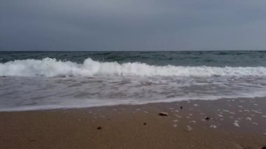 Dalgalı insanların olmadığı boş sahil kıyıları