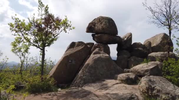 Megalith Nära Buzovgrad Kazanlak Bulgarien — Stockvideo