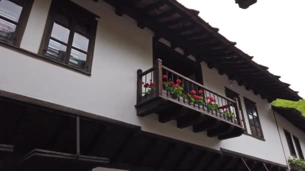 Casa Madera Con Terraza Flores — Vídeos de Stock