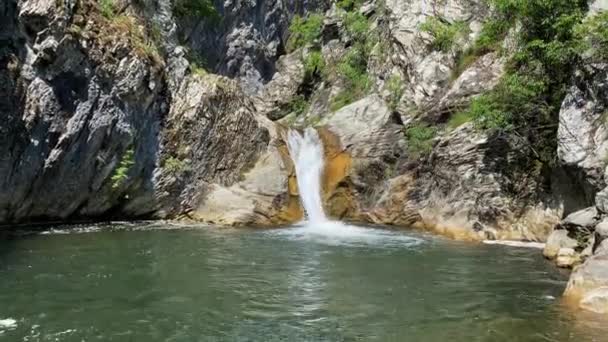Waterfall Sini Vir Medven村 — 图库视频影像