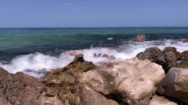 Deniz dalgası kaya sahili video arkaplanı