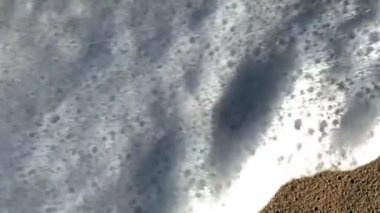 Okyanus dalgası bir kalp alır