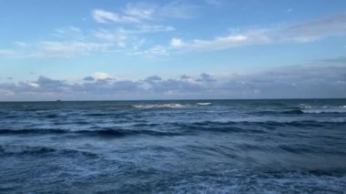 Dalgalı ve ufuklu Karadeniz manzarası