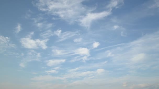 Голубое небо с облаками на временной промежуток — стоковое видео