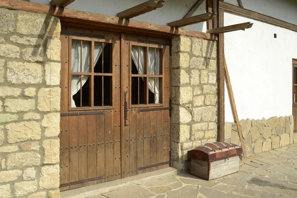 Antiguo edificio con puerta de madera — Foto de Stock