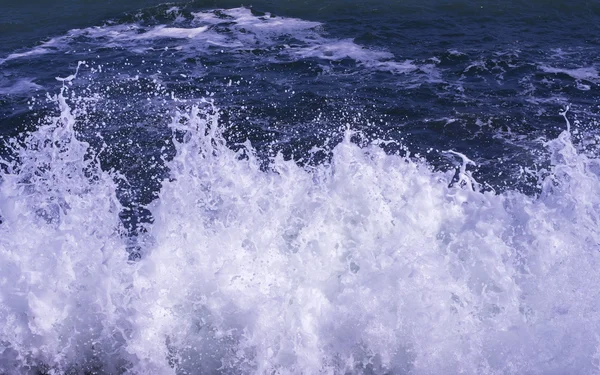 Wave crash with foam — Stock Photo, Image