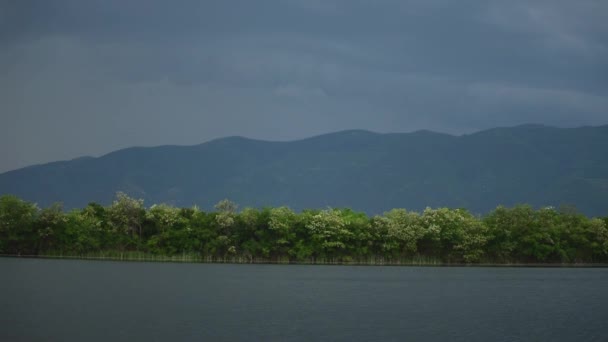 Tempestade com iluminação na montanha com lago e floresta — Vídeo de Stock