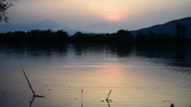 Zachód słońca na górskim jeziorze Filmiki Stockowe bez tantiem