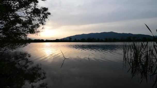 Pôr do sol no lago da montanha — Vídeo de Stock