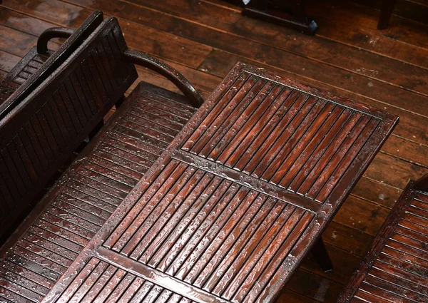Våt bord med stoler etter regnet – stockfoto