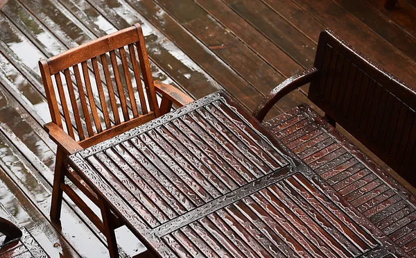 Våta bord med stolar efter regn — Stockfoto