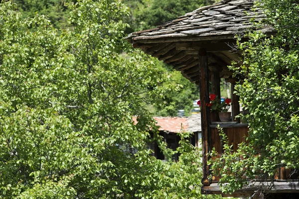 Vecchia casa in pietra e legno — Foto Stock