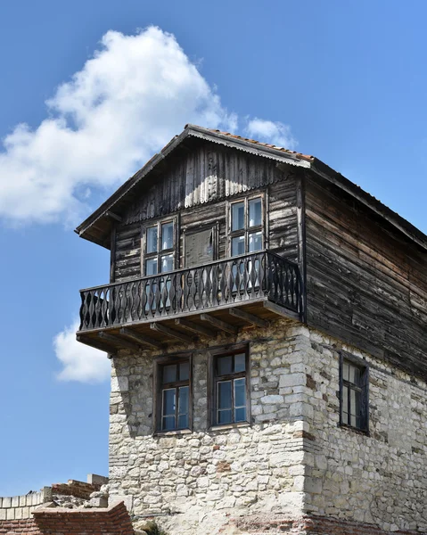 Et gammelt hus av tre og stein – stockfoto