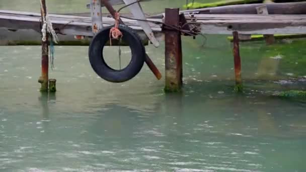 Puerto para barcos en días de lluvia — Vídeo de stock