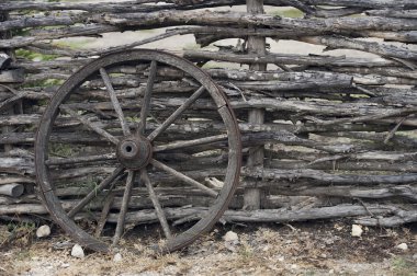 Ahşap sepeti ahşap çit üstünde tekerlek