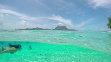 Ünlü Bora Bora dağ adasında su altında şnorkel kadın dalgıç şnorkel