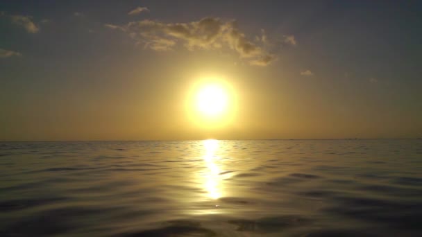 Slow motion: fantastisk gyllene solnedgång över det lugna havet — Stockvideo