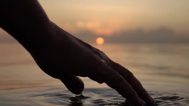 Zeitlupe Nahaufnahme: Wassertropfen fallen von einer nassen Hand — Stockvideo