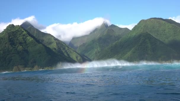 SLOW MOTION: Big waves crashing towards beautiful tropical exotic island — Stock Video