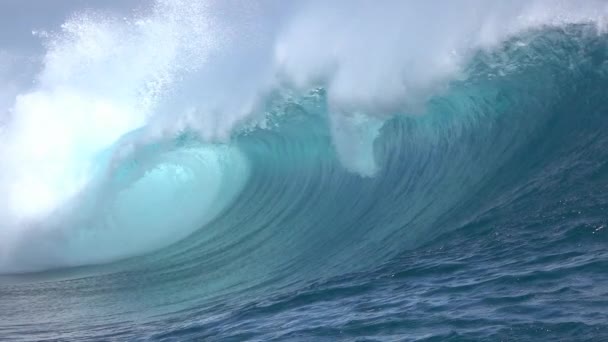 Slow motion närbild: stora Teahopoo Wave Breaking och stänk — Stockvideo