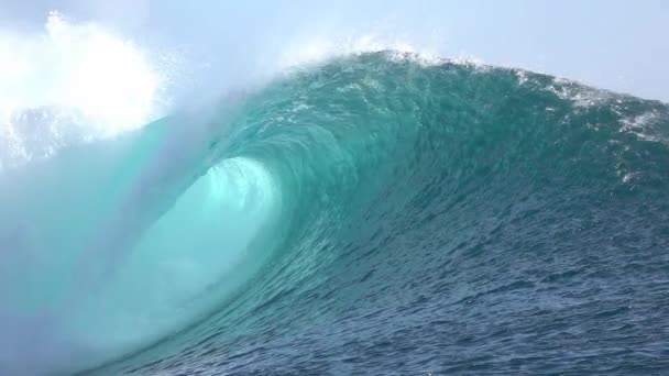 SLOW MOTION CLOSE UP: Grande onda di Teahopoo rottura e spruzzi — Video Stock