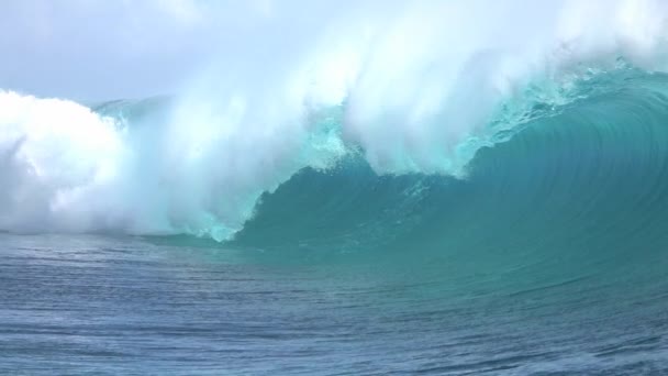 SLOW MOTION CLOSE UP: Grande onda di Teahopoo rottura e spruzzi — Video Stock