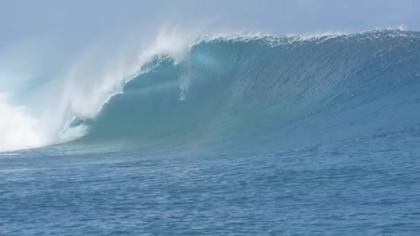 MOVIMIENTO Lento CERRAR: Gran ola de Teahopoo rompiendo y salpicando — Vídeos de Stock