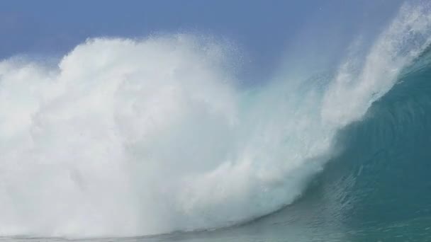 SLOW MOTION CLOSE UP: Big Teahopoo wave breaking and splashing — Stock Video