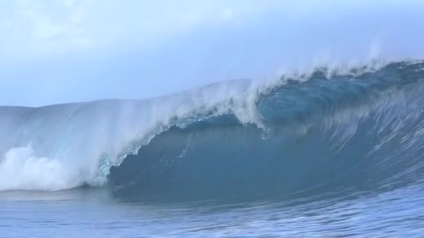 SLOW MOTION CLOSE UP: Big Teahopoo wave breaking and splashing — Stock Video