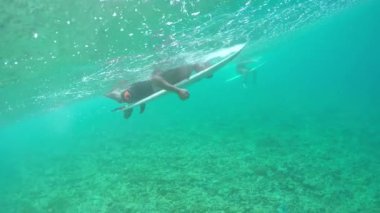 Yavaş Hareket Sualtı: Extreme pro sörfçü sanatçısını doğru büyük dalga üzerinde kürek