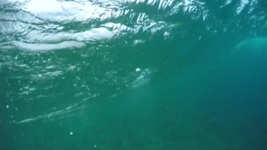 Sualtı Yavaş Hareket: Extreme yanlısı sörfçü büyük varil dalga sürme