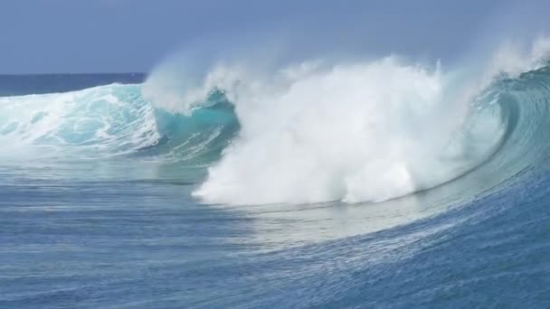 SLOW MOTION CLOSE UP: Grande onda di Teahopoo rottura e spruzzi — Video Stock