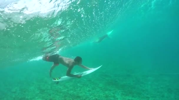 Yavaş Hareket Sualtı: Extreme yanlısı sörfçü ördek dalış büyük dalga — Stok video