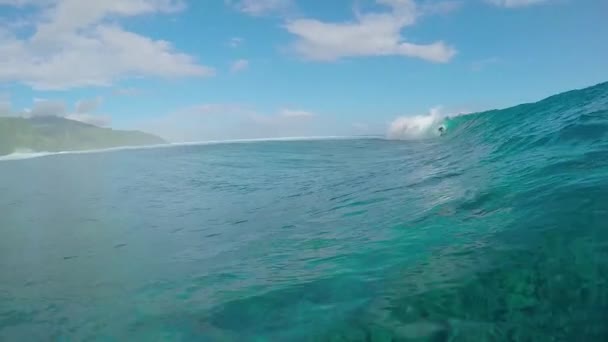 UNDERWATER SLOW MOTION: Extreme pro surfer riding big barrel wave — Stock Video