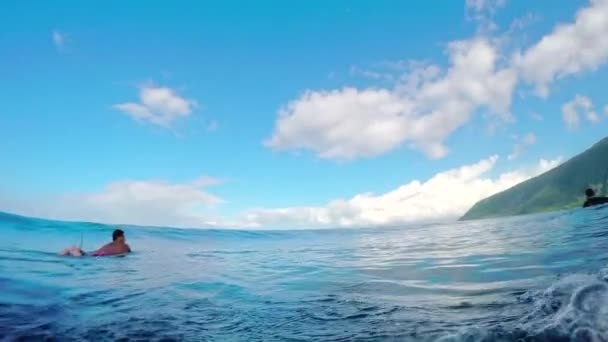 FPV: Extreme Pro Surfer peddelen en vangen grote vat Wave — Stockvideo