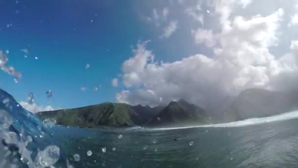 FPV: extrema pro surfista remando e cavalgando grande onda barril — Vídeo de Stock