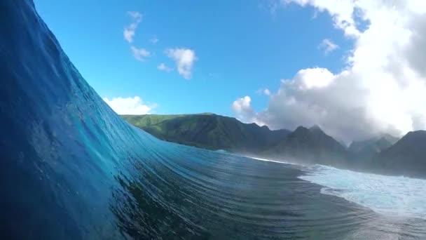 FPV Slow Motion: Pro surfer surfing big tube fat våg — Stockvideo