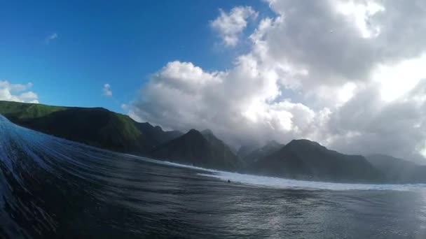 FPV SLOW MOTION: Surfista profesional surfeando olas de cañón de tubo grande — Vídeo de stock