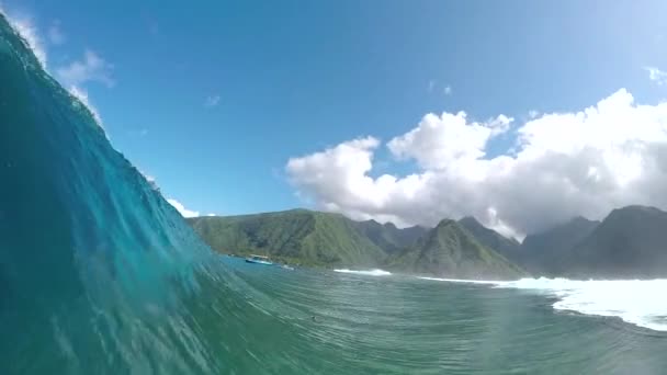 FPV ağır çekim: Pro surfer sörf büyük tüp varil dalga — Stok video